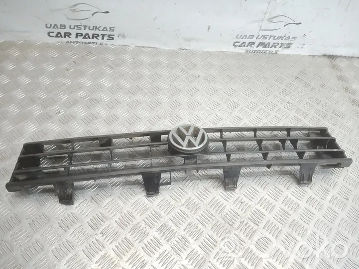 Volkswagen PASSAT Grille calandre supérieure de pare-chocs avant 