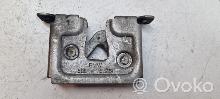 BMW X3 E83 Dzinēja pārsega slēdzene 51237115229