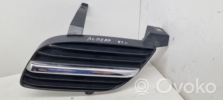 Nissan Almera N16 Grotelės viršutinės 62332