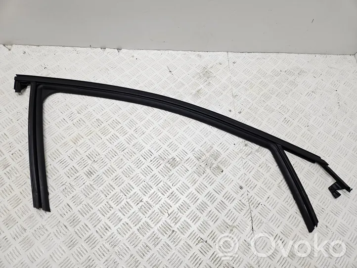 Citroen C5 Aircross Moulures des vitres de la porte avant 9811246680