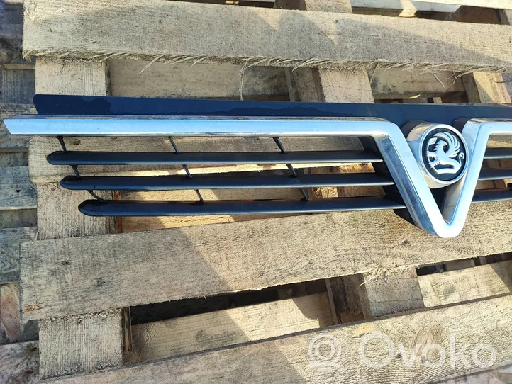 Opel Vivaro Grille calandre supérieure de pare-chocs avant 8200044888