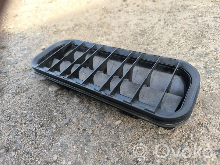 Volkswagen Transporter - Caravelle T5 Quarter panel pressure vent 7H0819181