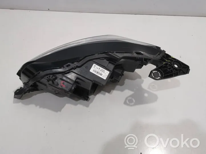 Peugeot 208 Lampa przednia 9833036180