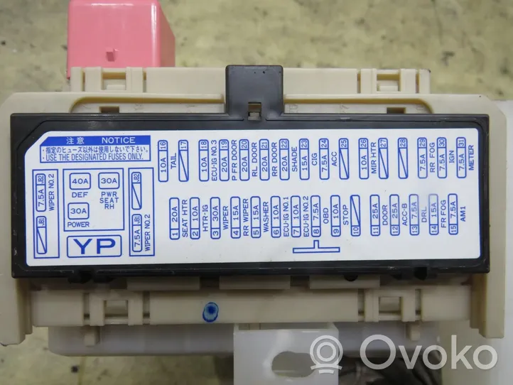 Toyota Avensis T270 Skrzynka bezpieczników / Komplet 82730-05J90