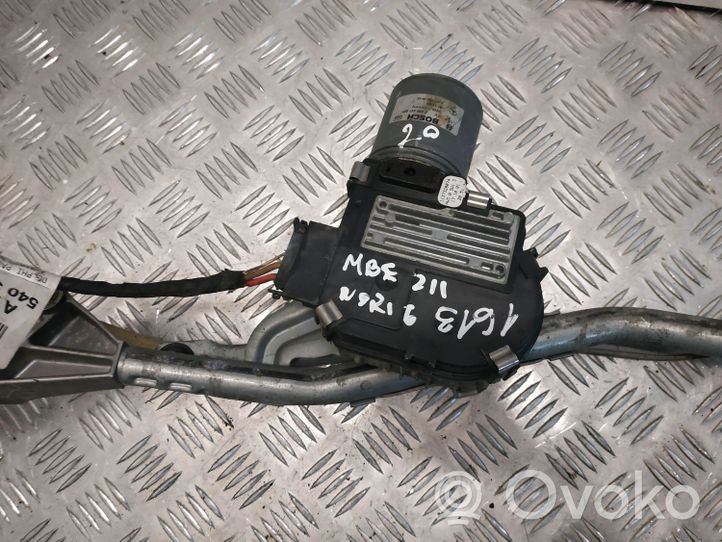 Mercedes-Benz E W211 Motor y varillaje del limpiaparabrisas delantero A2118200442