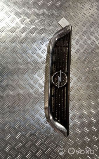 Opel Vectra B Grille calandre supérieure de pare-chocs avant 90568226