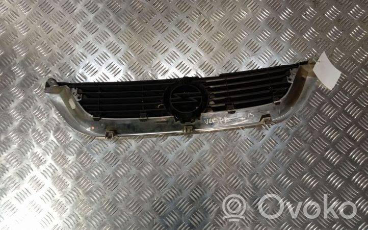 Opel Vectra B Grille calandre supérieure de pare-chocs avant 90568226