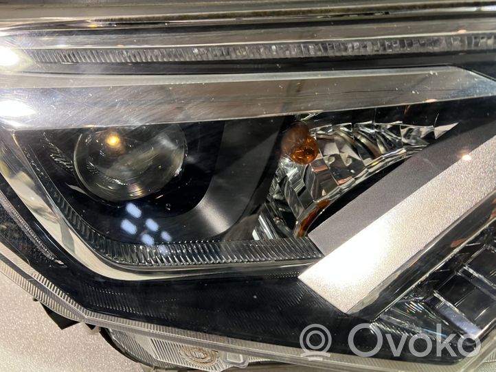 Toyota RAV 4 (XA40) Lampa przednia W3049