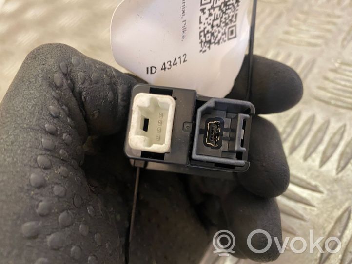 Nissan Qashqai USB jungtis 795405004