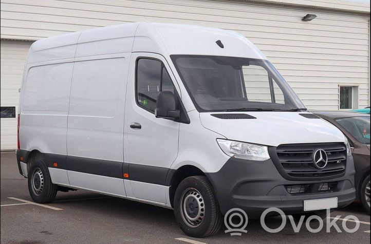 Mercedes-Benz Sprinter W907 W910 Rückleuchte Heckleuchte A9108200100