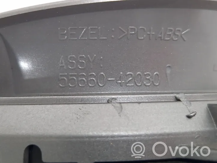 Toyota RAV 4 (XA40) Dysze / Kratki środkowego nawiewu deski rozdzielczej 5566042030