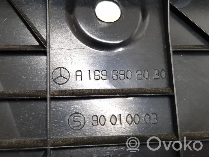 Mercedes-Benz B W245 Rivestimento di protezione sottoporta del bagagliaio/baule A1696902030