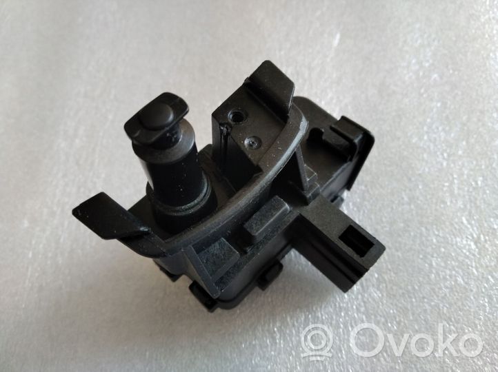 Volkswagen Touareg II Moteur de verrouillage trappe à essence 7P0810773B