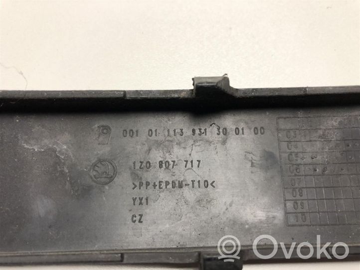 Skoda Octavia Mk2 (1Z) Listwa zderzaka przedniego 1Z0807717