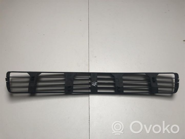 Audi A4 S4 B5 8D Grille inférieure de pare-chocs avant 8D0807683