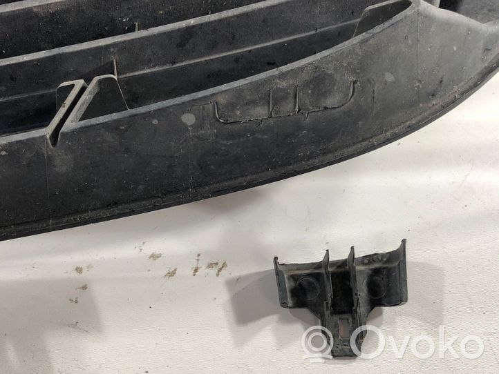 Renault Trafic III (X82) Grille calandre supérieure de pare-chocs avant 