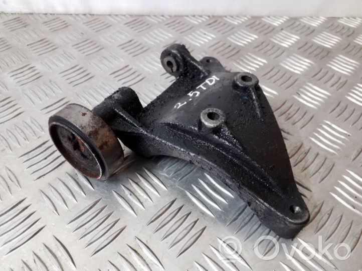 Audi A4 S4 B5 8D Staffa di montaggio del compressore dell’A/C 059260885E