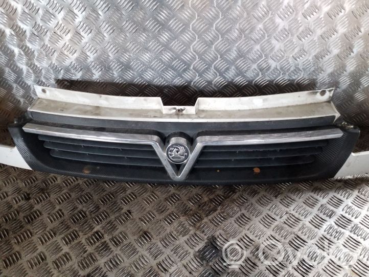 Opel Vivaro Oberes Gitter vorne 8200044885