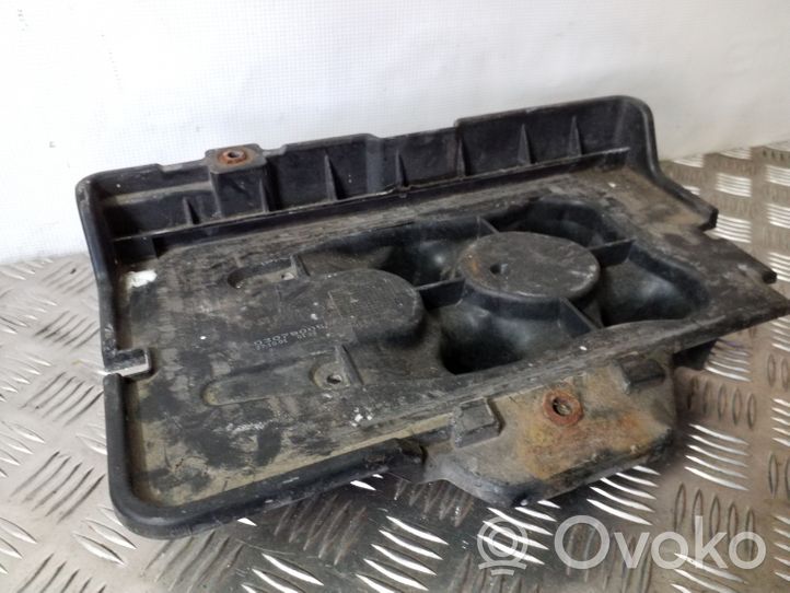 Volkswagen Golf III Vassoio batteria 1J0915333