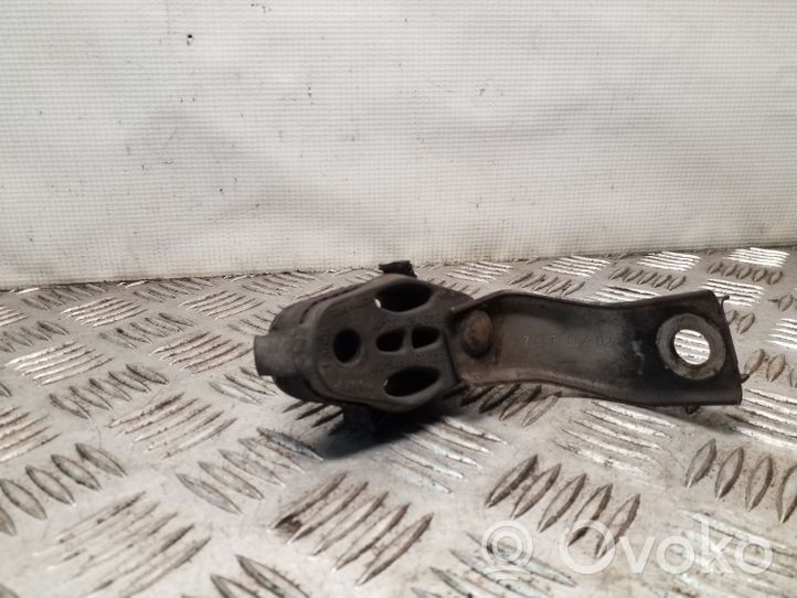 BMW 5 F10 F11 Soporte de apoyo/base del silenciador 7807117