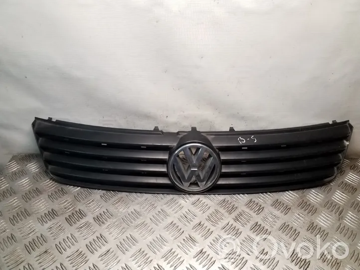 Volkswagen PASSAT B5 Etupuskurin ylempi jäähdytinsäleikkö 3B0853653C