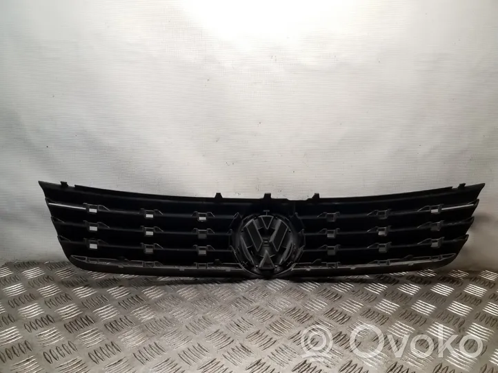 Volkswagen PASSAT B5 Etupuskurin ylempi jäähdytinsäleikkö 3B0853653C