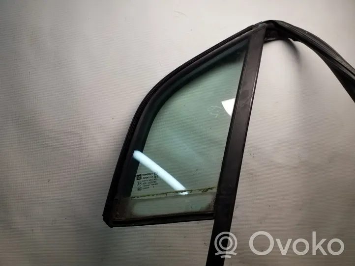 Opel Mokka Vetro del deflettore della portiera anteriore - quattro porte 