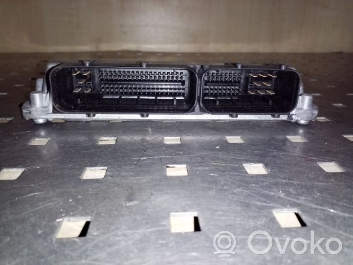 Volkswagen Touran I Calculateur moteur ECU 06A906033G