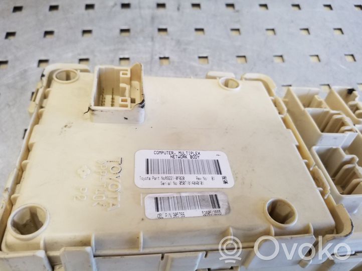 Toyota Corolla Verso AR10 Dangtelis saugiklių dėžės 892210F020