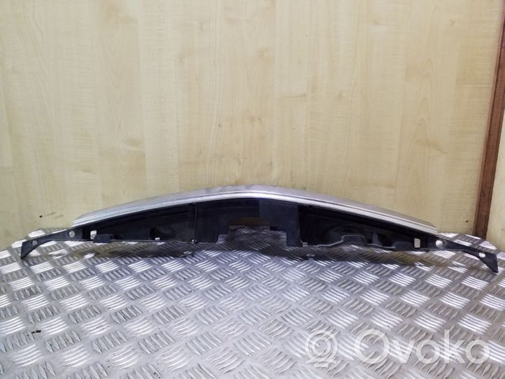 Mazda Premacy Grille calandre supérieure de pare-chocs avant C10050712