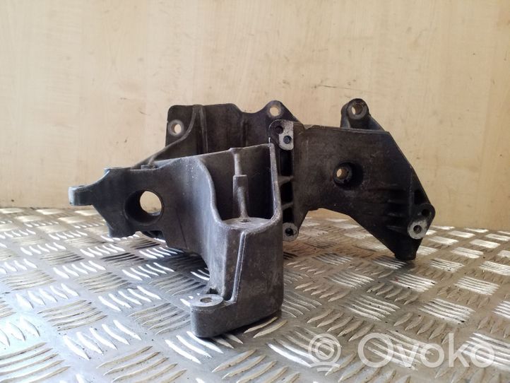 Volvo S40, V40 Support de pompe de direction assistée 7700113574