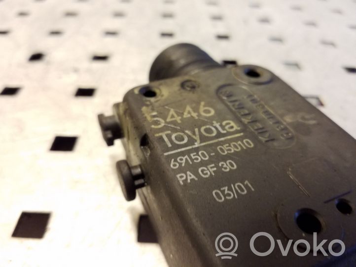 Toyota Avensis T220 Takaluukun lukon salvan moottori 6915005010