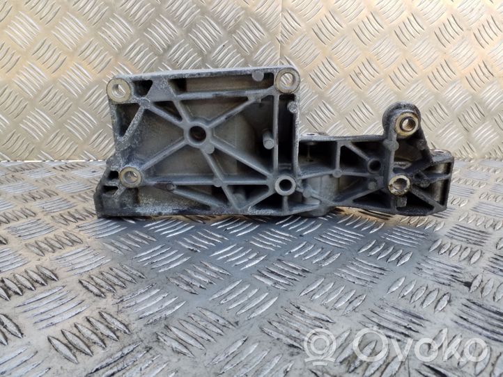 Volkswagen Polo IV 9N3 Support de générateur / alternateur 038903143AG