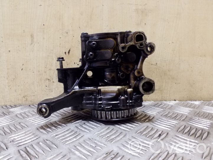 Volkswagen PASSAT B8 Oil pump 04L145305