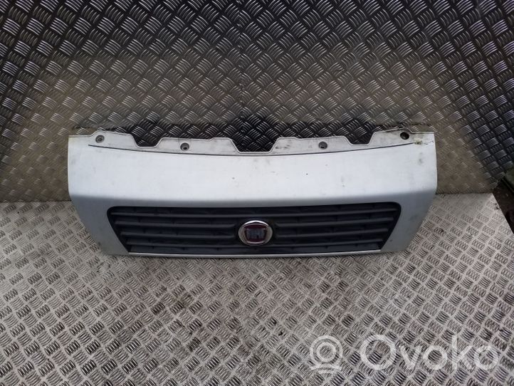 Fiat Ducato Maskownica / Grill / Atrapa górna chłodnicy 1308067070