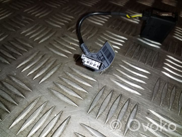 BMW X3 E83 Connettore plug in AUX 61316930561