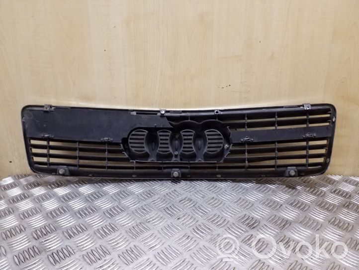 Audi 100 S4 C4 Grotelės viršutinės 4A0853651