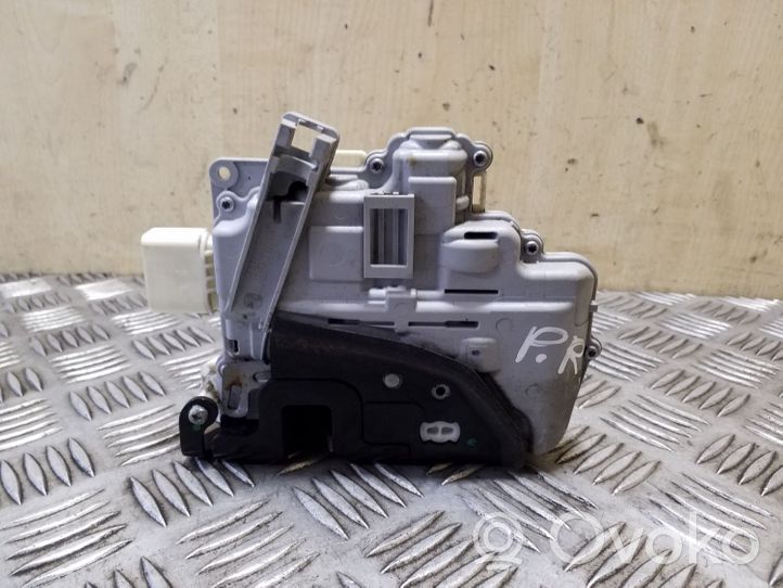 Volkswagen Eos Front door lock 1P2837016