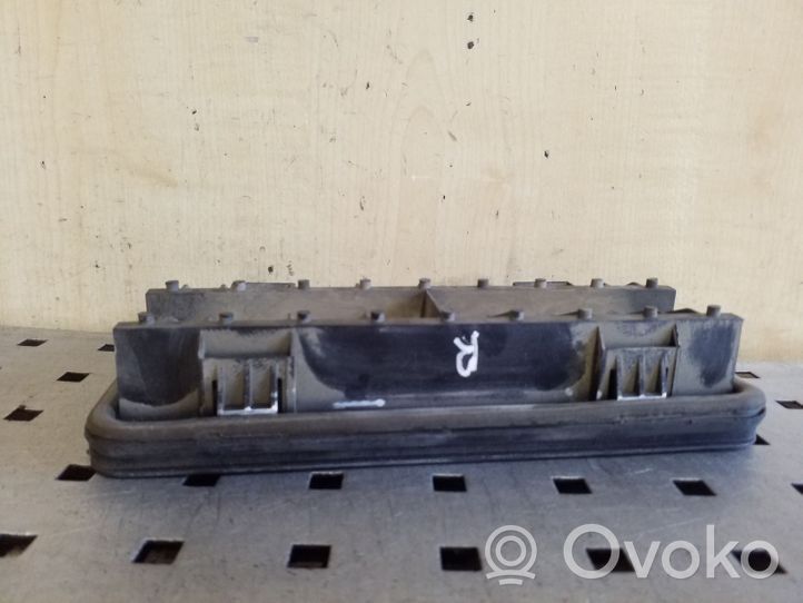 Volkswagen PASSAT CC Ventilācijas režģis 3C0819465