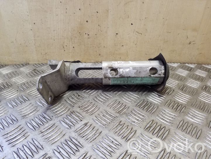 Audi 80 90 S2 B4 Aizmugurē bampera amortizators 8A0807331E