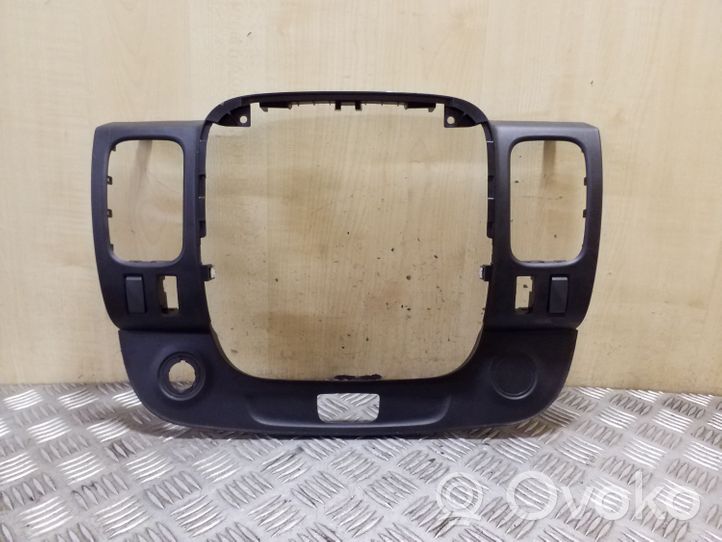 Renault Trafic III (X82) Paneelin lista 682607479R