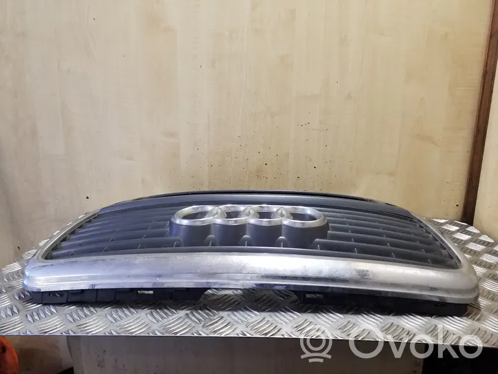 Audi A6 S6 C6 4F Etupuskurin ylempi jäähdytinsäleikkö 4F0853651