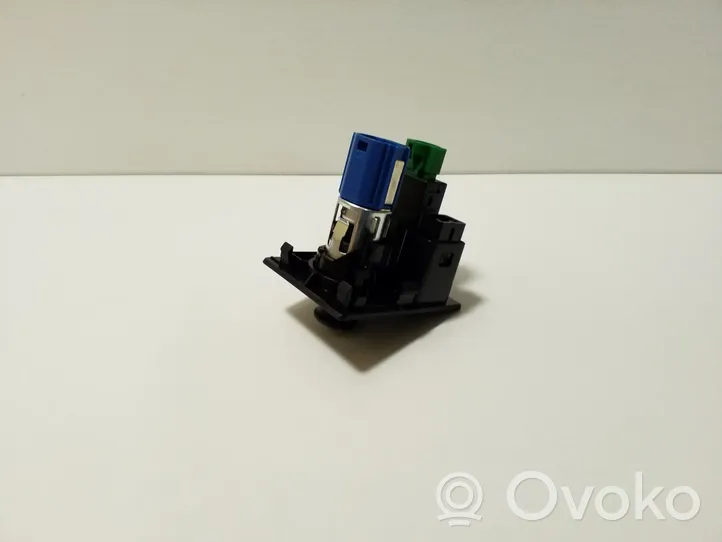 Skoda Superb B8 (3V) Connettore plug in AUX 5Q0035724