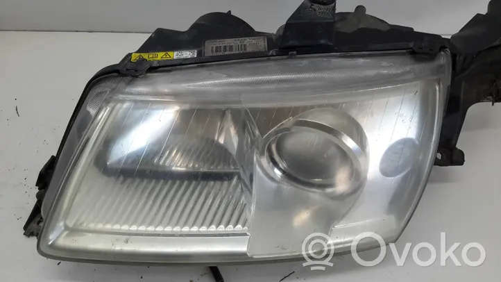 Saab 9-5 Lampa przednia 89006251