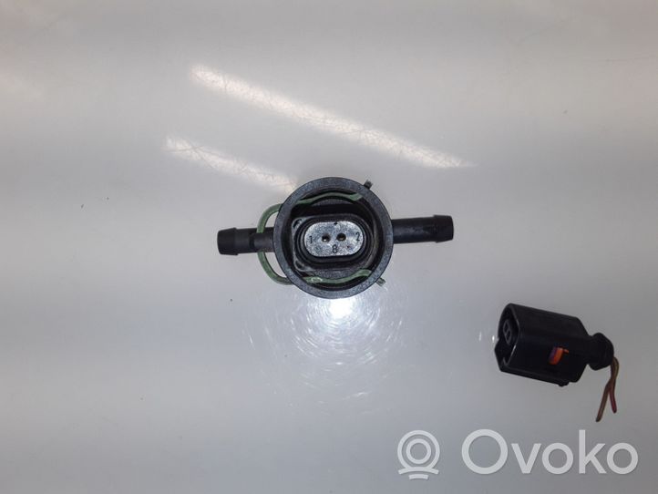 Audi A8 S8 D2 4D Capteur de température de carburant 038906081A