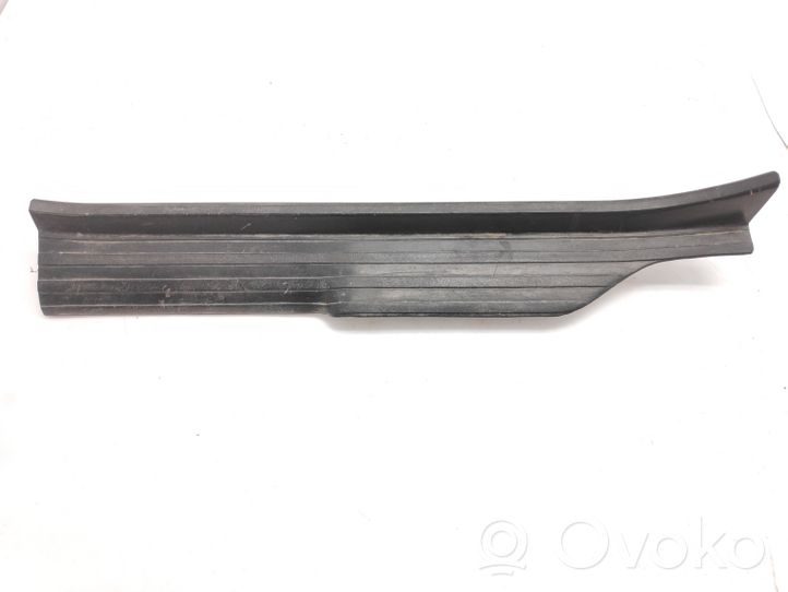 Volkswagen PASSAT B2 Rear sill trim cover 323853806