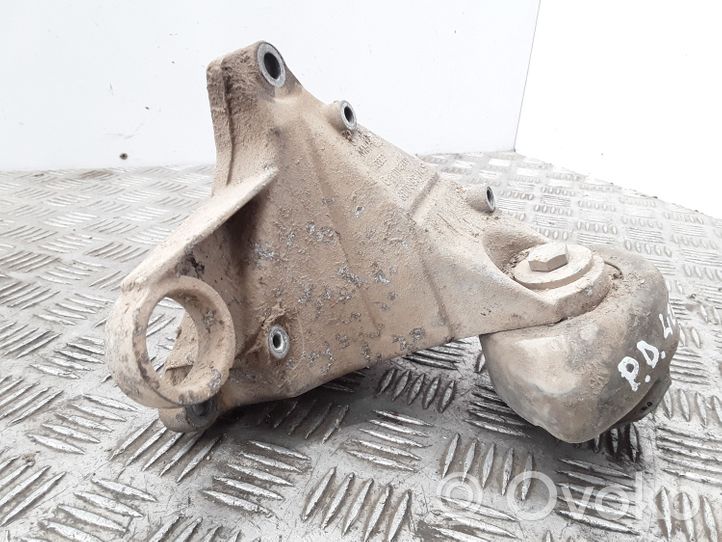 Volkswagen PASSAT B5 Support de boîte de vitesses 8D0399114S