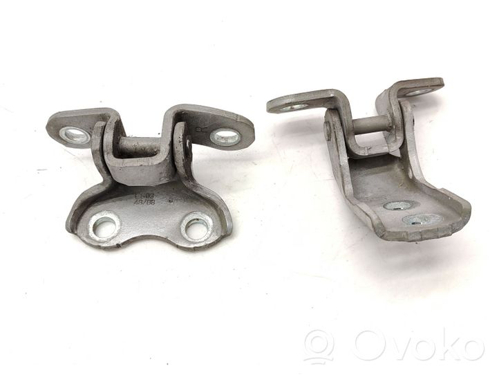 Toyota Avensis T270 Set di cerniere portiera anteriore 1F7