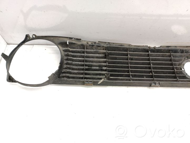 Volkswagen Polo II 86C 2F Grille calandre supérieure de pare-chocs avant 867853653E