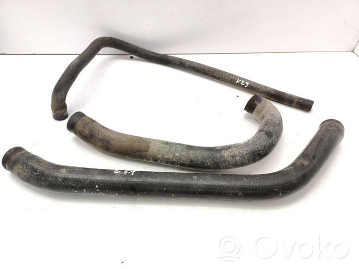 Audi 80 90 B2 Variklio aušinimo vamzdelis (-ai)/ žarna (-os) 811121051E